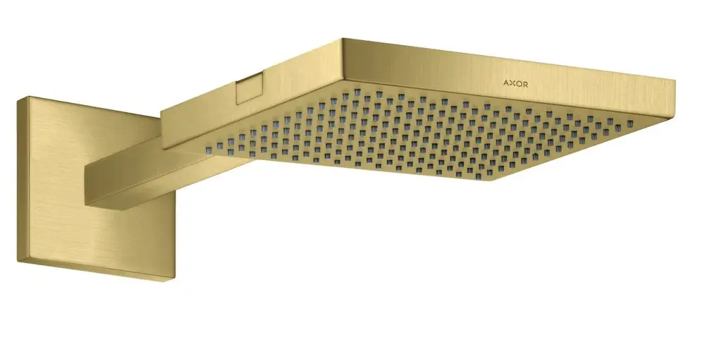 Duschkopf von AXOR in Brushed Brass, quadratische Form mit einer dichten Anordnung von Sprühdüsen, montiert am Wandarm.